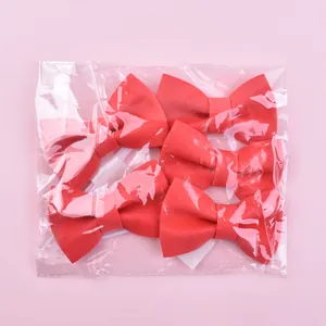 Set van vijf rode EVA-schuim strikken voor taartdecoratie in plastic verpakking.