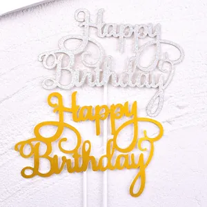 Vue détaillée des décorations de gâteau Happy Birthday à paillettes dorées et argentées