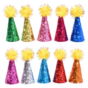 Juego de 10 mini sombreros de fiesta brillantes de colores con pompones amarillos.