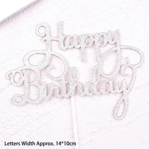 Gros plan sur un cake topper Happy Birthday pailleté argenté pour décoration festive