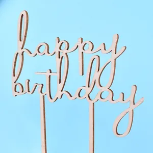 Gros plan d'un cake topper 'happy birthday' en bois rustique sur fond bleu clair