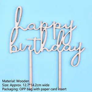 Vue détaillée d'une décoration de gâteau 'Happy Birthday' en bois découpé au laser