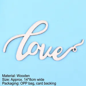 Gros plan sur la décoration de gâteau 'Love' en bois minimaliste pour anniversaire