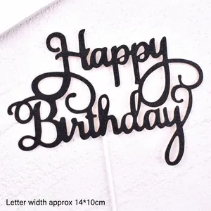 Vue détaillée d'une décoration de gâteau Happy Birthday à paillettes noires en écriture cursive