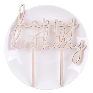 Décoration de gâteau Happy Birthday en bois naturel posée sur une assiette blanche épurée