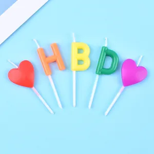 Set di candele colorate a forma di lettere HBD e cuori per decorazione torta di compleanno