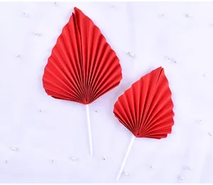 Gros plan de décorations de gâteau en éventail en papier rouge vintage avec perles