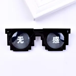 Vue détaillée de lunettes de soleil en mosaïque de pixels noirs avec texte chinois.