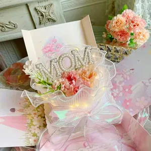Topper de gâteau MOM en perles pour décoration de gâteau de fête des mères détail