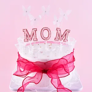 Vue détaillée des décorations de gâteau MOM en perles avec jolis papillons blancs