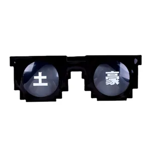 Lunettes de soleil mosaïque pixel noires avec design humoristique chinois pour fêtes.