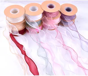 Detailopname van 4cm vissenstaart garenlinten met golvende randen in pastelkleuren