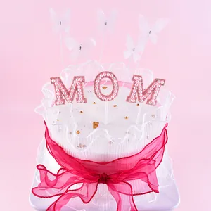 Décoration de gâteau MOM en perles élégantes avec papillons blancs pour la fête des mères.
