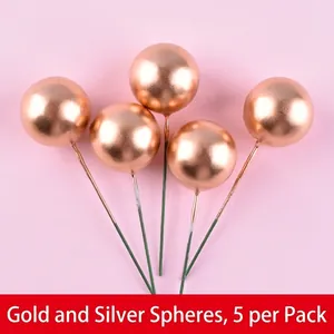 Detail van vijf glanzende roségouden schuimballen taarttoppers voor verjaardagsdecoratie