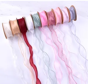 Kleurrijke organza linten met golvende rand voor boeketten en cadeauverpakking