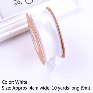 Gedetailleerd overzicht van 4cm wit organza lint met golvende randen voor geschenken
