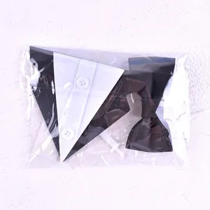Juego de adornos para tartas con esmoquin y pajarita en envase de plástico transparente.