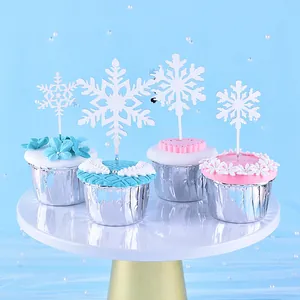 Lot de quatre décorations de gâteau en acrylique blanc en forme de flocon de neige.