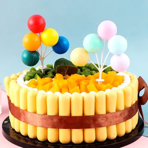 Detailopname van kleurrijke balloncluster cake toppers voor verjaardagstaart decoratie