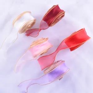 Vista dettagliata di nastri in organza traslucida con bordo dorato in vari colori.