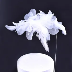 Eleganter 3D Tortenaufsatz aus weißem Netzgewebe mit Perlen und Feder Dekoration