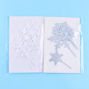 Détail des décorations de gâteau flocon de neige en acrylique blanc et argenté emballées