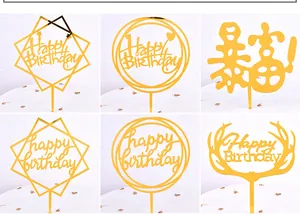Gros plan sur des décorations de gâteau en acrylique doré avec motifs d'anniversaire