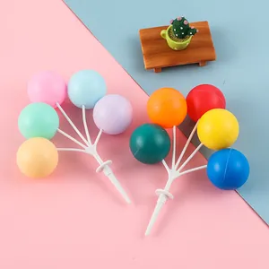Detailopname van kleurrijke plastic ballon taarttoppers in pastel en felle levendige kleuren