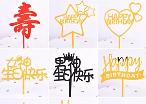 Vue détaillée de diverses décorations de gâteau en acrylique pour anniversaires