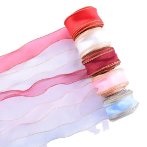 Nastro in chiffon multicolore con bordi dorati per decorazioni di torte e regali.