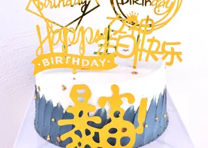Gros plan de décorations de gâteau en acrylique doré avec message Happy Birthday