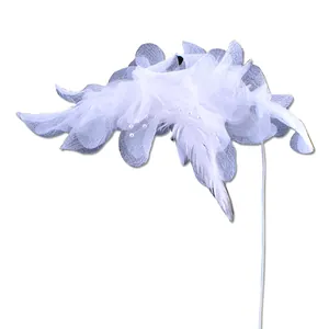 Eleganter weißer Tortenaufsatz aus Netzblumen mit Perlen und Federn für Geburtstagsdeko