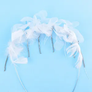 Gros plan d'une décoration de gâteau en plumes blanches avec pampilles en strass