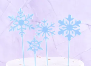 Primer plano de adornos para tarta de copos de nieve azules para fiesta de invierno