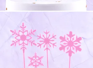 Adornos para tartas de copos de nieve de plástico rosa con cuatro diseños de invierno.