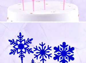 Detalle de cuatro adornos para pasteles con forma de copo de nieve azul para fiestas de invierno