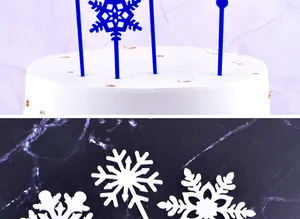 Detalle de adornos de plástico para tartas con forma de copo de nieve en blanco y azul