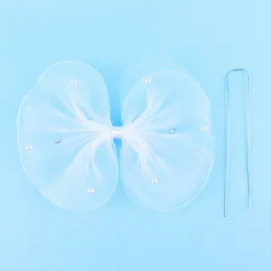 Dettaglio fiocco in tulle bianco per decorazione torte con perle e pin in metallo