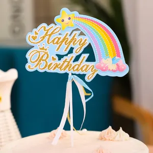 Detailaufnahme eines glitzernden Happy Birthday Kuchendeckels mit Regenbogenmotiv