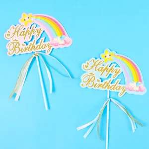 Detailansicht von bunten Regenbogen- und Glitzer-Happy-Birthday-Kuchensteckern für Partys