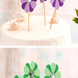 Vue détaillée de toppers de gâteau fleurs double couche pour décoration d'anniversaire.