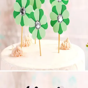 Gros plan de décorations de gâteau marguerite vertes à doubles pétales et strass