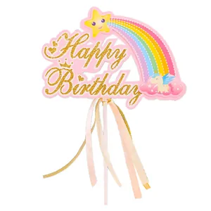 Detailansicht eines Regenbogen-Kuchendeckels mit Happy Birthday-Glitter und Bändern