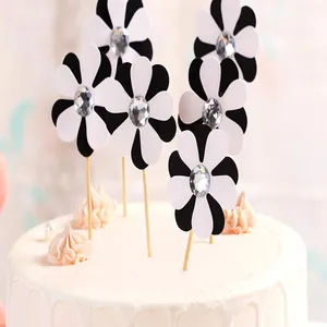 Gros plan de décorations de gâteaux fleurs noir et blanc avec pétales doubles et strass