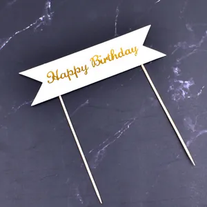 Gros plan de la décoration de gâteau Happy Birthday avec lettrage doré très élégant