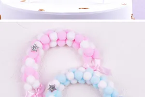 Detailaufnahme der weichen Bommel-Bogen-Kuchendekorationen mit Glitzersternen