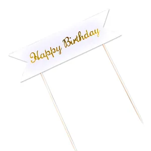 Détail d'un topper de gâteau bannière blanche avec texte doré Happy Birthday