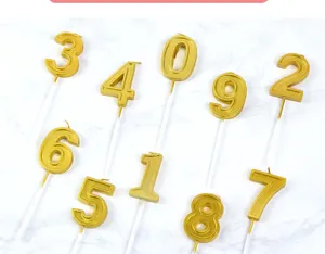 Primer plano de velas doradas con números 0-9 para tartas de cumpleaños con palos