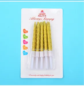 Set aus spiralförmigen goldenen Geburtstagskerzen in einer weißen Blisterverpackung