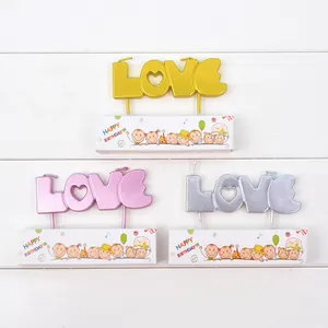 Drei glitzernde LOVE-Buchstabenkerzen in Gold, Rosa und Silber für Kuchendekoration